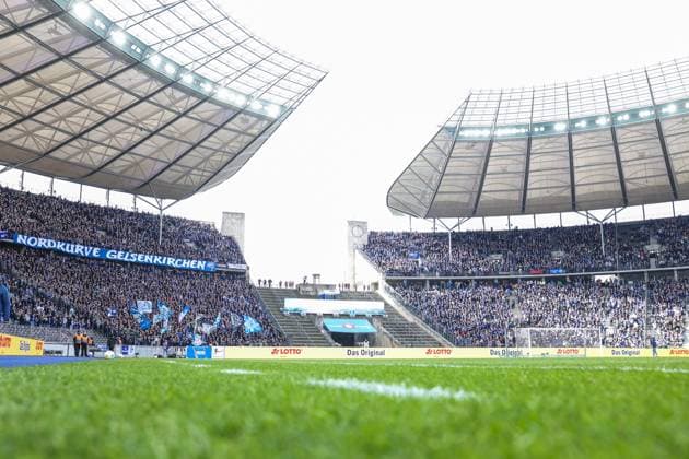 17.03.2024, Fussball, 2. Bundesliga, 26. Spieltag, Saison 2023 2024, Hertha BSC - FC Schalke 04, Fans des FC Schalke 04 in der Gästekurve. Berlin Olympiastadion Berlin Deutschland xRHR-FOTO TRx