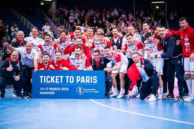 Sport Themen der Woche KW11 Sport Bilder des Tages 17.03.2024 - Handball, Herren-Länderspiel, Olympia-Qualifikation in Hannover, Kroatien - Algerien: Kroatische Mannschaft nach dem Spiel mit dem Ticket to Paris *** 17 03 2024 Handball, mens international match, Olympic qualification in Hanover, Croatia Algeria Croatian team after the match with the ticket to Paris