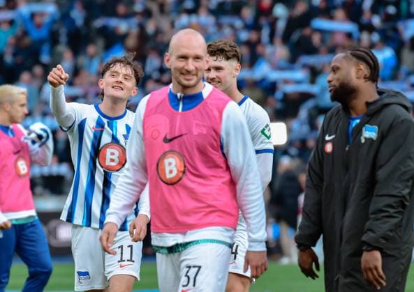 Fussball 2. Bundesliga, Hertha BSC - FC Schalke 04 17.03.2024, xdanx, Fussball 2. Bundesliga, Hertha BSC - FC Schalke 04, v.l. Fabian Reese (Hertha BSC 11),Linus Gechter (Hertha BSC 44),Deyovaisio Zeefuik (Hertha BSC 34),Toni Leistner (Hertha BSC 37),Jubel ueber den Sieg, Jubel nach Spielende (DFL DFB REGULATIONS PROHIBIT ANY USE OF PHOTOGRAPHS as IMAGE SEQUENCES and or QUASI-VIDEO) Foto: Daniel Lakomski Mix1 Berlin Olympiastadion Berlin Berlin Deutschland (DE)