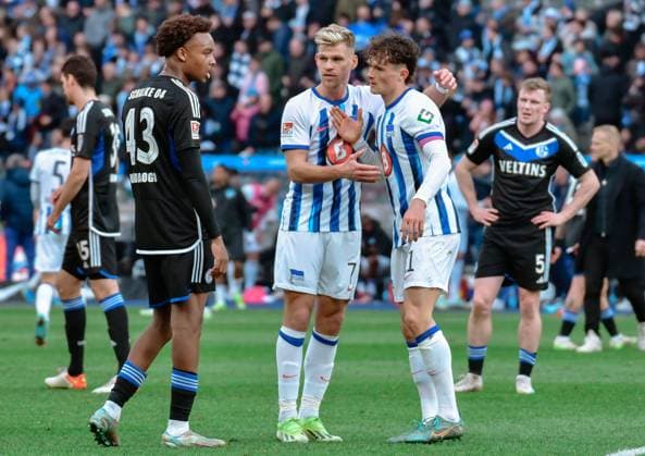 Fussball 2. Bundesliga, Hertha BSC - FC Schalke 04 17.03.2024, xdanx, Fussball 2. Bundesliga, Hertha BSC - FC Schalke 04, v.l. Assan Ouedraogo (FC Schalke 04 43), enttaeuscht, schaut enttaeuscht, niedergeschlagen, disappointed,Florian Niederlechner (Hertha BSC 7),Fabian Reese (Hertha BSC 11),Jubel ueber den Sieg, Jubel nach Spielende (DFL DFB REGULATIONS PROHIBIT ANY USE OF PHOTOGRAPHS as IMAGE SEQUENCES and or QUASI-VIDEO) Foto: Daniel Lakomski Mix1 Berlin Olympiastadion Berlin Berlin Deutschland (DE)