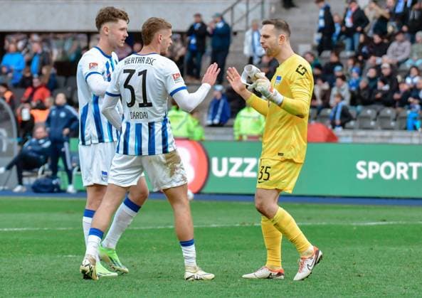 Fussball 2. Bundesliga, Hertha BSC - FC Schalke 04 17.03.2024, xdanx, Fussball 2. Bundesliga, Hertha BSC - FC Schalke 04, v.l. Linus Gechter (Hertha BSC 44),Marton Dardai (Hertha BSC 31),Marius Gersbeck (Hertha BSC 35),Jubel ueber den Sieg, Jubel nach Spielende (DFL DFB REGULATIONS PROHIBIT ANY USE OF PHOTOGRAPHS as IMAGE SEQUENCES and or QUASI-VIDEO) Foto: Daniel Lakomski Mix1 Berlin Olympiastadion Berlin Berlin Deutschland (DE)