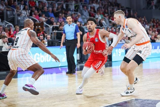 Sport Themen der Woche KW11 Sport Bilder des Tages Mitte Zach Copeland (Bamberg Baskets, 02) rechts Jeff Garrett (Niners Chemnitz, 02) links DeAndre Landsdowne (Niners Chemnitz, 09) Bamberg Baskets - Niners Chemnitz easyCredit-BBL Basketball Bundesliga Saison 2023 24 Spieltag 24 17.03.2024, Brose Arena Bamberg Foto: Daniel Löb Loeb *** Center Zach Copeland Bamberg Baskets, 02 right Jeff Garrett Niners Chemnitz, 02 left DeAndre Landsdowne Niners Chemnitz, 09 Bamberg Baskets Niners Chemnitz easyCredit BBL Basketball Bundesliga Season 2023 24 Matchday 24 17 03 2024, Brose Arena Bamberg Photo Daniel Löb Loeb Copyright: DanielxLöb