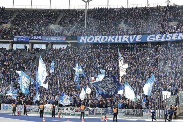Fans von Schalke, Deutschland, Berlin, Olympiastadion, Fussball, Herren, Saison 2023 2024, 2. Bundesliga, 26. Spieltag, Hertha BSC - FC Schalke 04