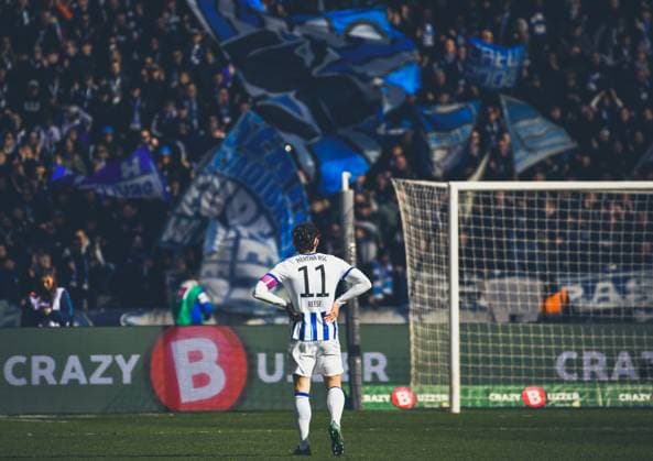 Fussball 2. Bundesliga, Hertha BSC - FC Schalke 04 17.03.2024, xdanx, Fussball 2. Bundesliga, Hertha BSC - FC Schalke 04, v.l. Fabian Reese (Hertha BSC 11),schaut in die Ostkurve (DFL DFB REGULATIONS PROHIBIT ANY USE OF PHOTOGRAPHS as IMAGE SEQUENCES and or QUASI-VIDEO) Foto: Daniel Lakomski Mix1 Berlin Olympiastadion Berlin Berlin Deutschland (DE)