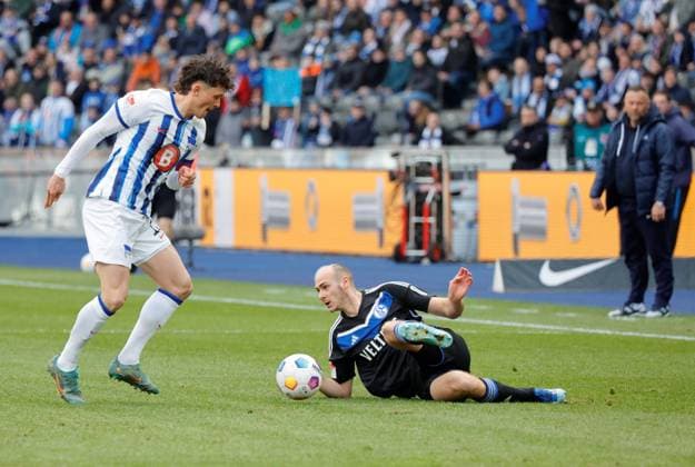 Fabian Reese, Hertha BSC, Henning Matriciani, FC Schalke 04, Deutschland, Berlin, Olympiastadion, Fussball, Herren, Saison 2023 2024, 2. Bundesliga, 26. Spieltag, Hertha BSC - FC Schalke 04