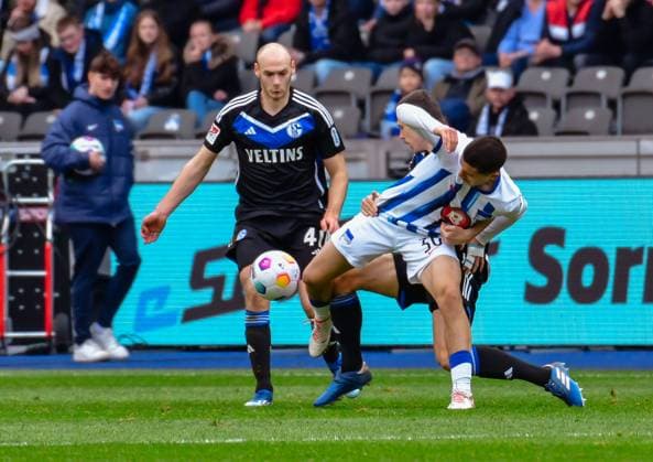 Fussball 2. Bundesliga, Hertha BSC - FC Schalke 04 17.03.2024, xdanx, Fussball 2. Bundesliga, Hertha BSC - FC Schalke 04, v.l. Henning Matriciani (FC Schalke 04 41),Ron Schallenberg (FC Schalke 04 6),Ibrahim Maza (Hertha BSC 30),Zweikampf, Duell, Kampf, tackle (DFL DFB REGULATIONS PROHIBIT ANY USE OF PHOTOGRAPHS as IMAGE SEQUENCES and or QUASI-VIDEO) Foto: Daniel Lakomski Mix1 Berlin Olympiastadion Berlin Berlin Deutschland (DE)