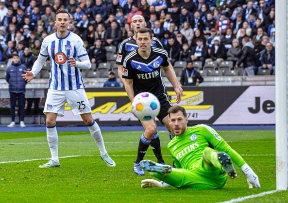 Fussball 2. Bundesliga, Hertha BSC - FC Schalke 04 17.03.2024, xdanx, Fussball 2. Bundesliga, Hertha BSC - FC Schalke 04, v.l. Haris Tabakovic (Hertha BSC 25),Henning Matriciani (FC Schalke 04 41),Ron Schallenberg (FC Schalke 04 6),Marius Mueller (FC Schalke 04 32),Zweikampf, Duell, Kampf, tackle (DFL DFB REGULATIONS PROHIBIT ANY USE OF PHOTOGRAPHS as IMAGE SEQUENCES and or QUASI-VIDEO) Foto: Daniel Lakomski Mix1 Berlin Olympiastadion Berlin Berlin Deutschland (DE)