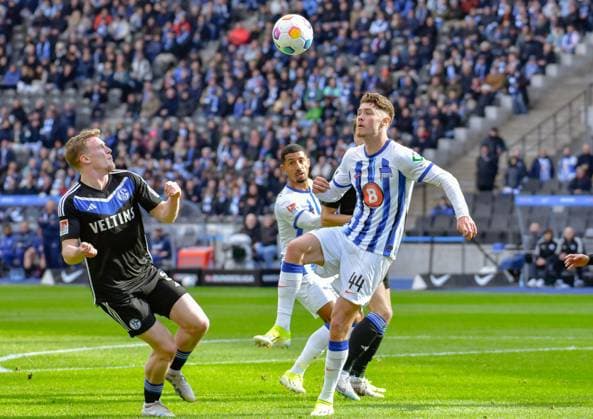 Fussball 2. Bundesliga, Hertha BSC - FC Schalke 04 17.03.2024, xdanx, Fussball 2. Bundesliga, Hertha BSC - FC Schalke 04, v.l. Derry John Murkin (FC Schalke 04 5),Jeremy Dudziak (Hertha BSC 19),Linus Gechter (Hertha BSC 44),Zweikampf, Duell, Kampf, tackle (DFL DFB REGULATIONS PROHIBIT ANY USE OF PHOTOGRAPHS as IMAGE SEQUENCES and or QUASI-VIDEO) Foto: Daniel Lakomski Mix1 Berlin Olympiastadion Berlin Berlin Deutschland (DE)