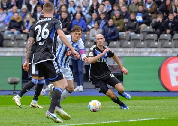 Fussball 2. Bundesliga, Hertha BSC - FC Schalke 04 17.03.2024, xdanx, Fussball 2. Bundesliga, Hertha BSC - FC Schalke 04, v.l. Tomas Kalas (FC Schalke 04 26),Fabian Reese (Hertha BSC 11),Henning Matriciani (FC Schalke 04 41),Zweikampf, Duell, Kampf, tackle (DFL DFB REGULATIONS PROHIBIT ANY USE OF PHOTOGRAPHS as IMAGE SEQUENCES and or QUASI-VIDEO) Foto: Daniel Lakomski Mix1 Berlin Olympiastadion Berlin Berlin Deutschland (DE)