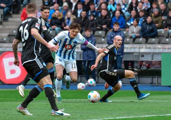 Fussball 2. Bundesliga, Hertha BSC - FC Schalke 04 17.03.2024, xdanx, Fussball 2. Bundesliga, Hertha BSC - FC Schalke 04, v.l. Tomas Kalas (FC Schalke 04 26),Fabian Reese (Hertha BSC 11),Henning Matriciani (FC Schalke 04 41),Zweikampf, Duell, Kampf, tackle (DFL DFB REGULATIONS PROHIBIT ANY USE OF PHOTOGRAPHS as IMAGE SEQUENCES and or QUASI-VIDEO) Foto: Daniel Lakomski Mix1 Berlin Olympiastadion Berlin Berlin Deutschland (DE)