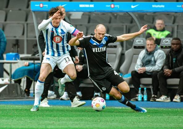 Fussball 2. Bundesliga, Hertha BSC - FC Schalke 04 17.03.2024, xdanx, Fussball 2. Bundesliga, Hertha BSC - FC Schalke 04, v.l. Fabian Reese (Hertha BSC 11),Henning Matriciani (FC Schalke 04 41),Zweikampf, Duell, Kampf, tackle (DFL DFB REGULATIONS PROHIBIT ANY USE OF PHOTOGRAPHS as IMAGE SEQUENCES and or QUASI-VIDEO) Foto: Daniel Lakomski Mix1 Berlin Olympiastadion Berlin Berlin Deutschland (DE)