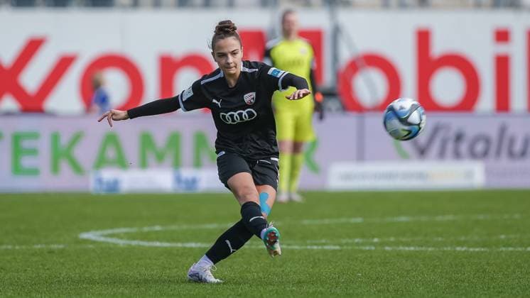 v.li.: Katharina Krist (FC Ingolstadt 04, 14) am Ball, Einzelbild, Ganzkörper, Aktion, Action, Spielszene, DIE DFB-RICHTLINIEN UNTERSAGEN JEGLICHE NUTZUNG VON FOTOS ALS SEQUENZBILDER UND ODER VIDEOÄHNLICHE FOTOSTRECKEN. DFB REGULATIONS PROHIBIT ANY USE OF PHOTOGRAPHS AS IMAGE SEQUENCES AND OR QUASI-VIDEO., 17.03.2024, Meppen (Deutschland), Fussball, 2. Frauen-Bundesliga, SV Meppen - FC Ingolstadt 04