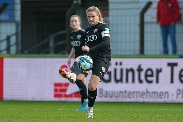 v.li.: Lisa Ebert (FC Ingolstadt 04, 10) am Ball, Einzelbild, Ganzkörper, Aktion, Action, Spielszene, DIE DFB-RICHTLINIEN UNTERSAGEN JEGLICHE NUTZUNG VON FOTOS ALS SEQUENZBILDER UND ODER VIDEOÄHNLICHE FOTOSTRECKEN. DFB REGULATIONS PROHIBIT ANY USE OF PHOTOGRAPHS AS IMAGE SEQUENCES AND OR QUASI-VIDEO., 17.03.2024, Meppen (Deutschland), Fussball, 2. Frauen-Bundesliga, SV Meppen - FC Ingolstadt 04