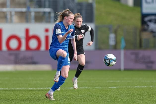 v.li.: Sarah Schulte (SV Meppen, 16) am Ball, Einzelbild, Ganzkörper, Aktion, Action, Spielszene, DIE DFB-RICHTLINIEN UNTERSAGEN JEGLICHE NUTZUNG VON FOTOS ALS SEQUENZBILDER UND ODER VIDEOÄHNLICHE FOTOSTRECKEN. DFB REGULATIONS PROHIBIT ANY USE OF PHOTOGRAPHS AS IMAGE SEQUENCES AND OR QUASI-VIDEO., 17.03.2024, Meppen (Deutschland), Fussball, 2. Frauen-Bundesliga, SV Meppen - FC Ingolstadt 04