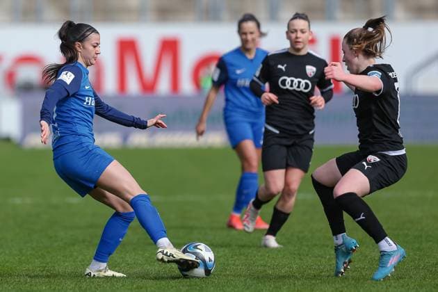 v.li.: Vildan Kardesler (SV Meppen, 27) und Lea Wolski (FC Ingolstadt 04, 6) im Zweikampf, Duell, Dynamik, Aktion, Action, Spielszene, DIE DFB-RICHTLINIEN UNTERSAGEN JEGLICHE NUTZUNG VON FOTOS ALS SEQUENZBILDER UND ODER VIDEOÄHNLICHE FOTOSTRECKEN. DFB REGULATIONS PROHIBIT ANY USE OF PHOTOGRAPHS AS IMAGE SEQUENCES AND OR QUASI-VIDEO., 17.03.2024, Meppen (Deutschland), Fussball, 2. Frauen-Bundesliga, SV Meppen - FC Ingolstadt 04