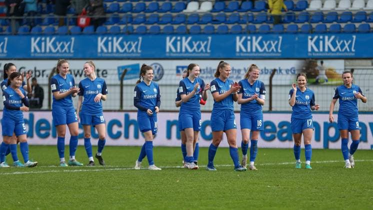 v.li.: Spielerinnen vom SV Meppen bedanken sich bei den Fans, Zuschauern für die Unterstützung, mit Jubel über den Sieg, Freude über das gewonnene Spiel, DIE DFB-RICHTLINIEN UNTERSAGEN JEGLICHE NUTZUNG VON FOTOS ALS SEQUENZBILDER UND ODER VIDEOÄHNLICHE FOTOSTRECKEN. DFB REGULATIONS PROHIBIT ANY USE OF PHOTOGRAPHS AS IMAGE SEQUENCES AND OR QUASI-VIDEO., 17.03.2024, Meppen (Deutschland), Fussball, 2. Frauen-Bundesliga, SV Meppen - FC Ingolstadt 04