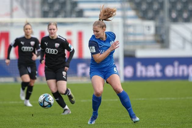 v.li.: Toma Ihlenburg (SV Meppen, 4) am Ball, Einzelbild, Ganzkörper, Aktion, Action, Spielszene, DIE DFB-RICHTLINIEN UNTERSAGEN JEGLICHE NUTZUNG VON FOTOS ALS SEQUENZBILDER UND ODER VIDEOÄHNLICHE FOTOSTRECKEN. DFB REGULATIONS PROHIBIT ANY USE OF PHOTOGRAPHS AS IMAGE SEQUENCES AND OR QUASI-VIDEO., 17.03.2024, Meppen (Deutschland), Fussball, 2. Frauen-Bundesliga, SV Meppen - FC Ingolstadt 04