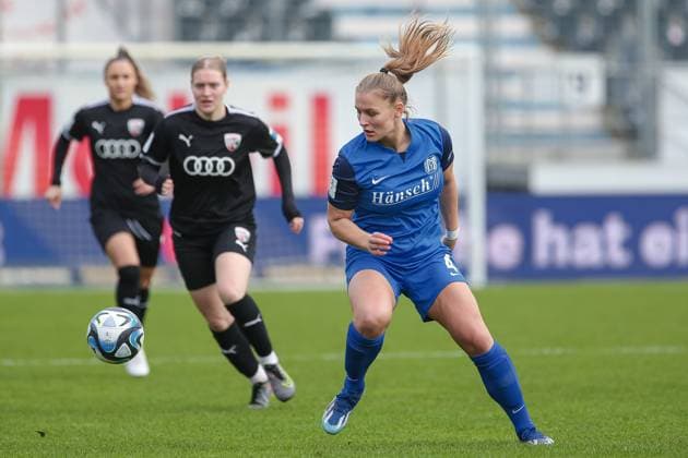 v.li.: Toma Ihlenburg (SV Meppen, 4) am Ball, Einzelbild, Ganzkörper, Aktion, Action, Spielszene, DIE DFB-RICHTLINIEN UNTERSAGEN JEGLICHE NUTZUNG VON FOTOS ALS SEQUENZBILDER UND ODER VIDEOÄHNLICHE FOTOSTRECKEN. DFB REGULATIONS PROHIBIT ANY USE OF PHOTOGRAPHS AS IMAGE SEQUENCES AND OR QUASI-VIDEO., 17.03.2024, Meppen (Deutschland), Fussball, 2. Frauen-Bundesliga, SV Meppen - FC Ingolstadt 04