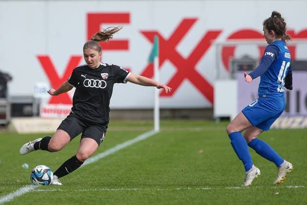 v.li.: Anja Suttner (FC Ingolstadt 04, 3) am Ball, Einzelbild, Ganzkörper, Aktion, Action, Spielszene und Nina Kossen (SV Meppen, 10), DIE DFB-RICHTLINIEN UNTERSAGEN JEGLICHE NUTZUNG VON FOTOS ALS SEQUENZBILDER UND ODER VIDEOÄHNLICHE FOTOSTRECKEN. DFB REGULATIONS PROHIBIT ANY USE OF PHOTOGRAPHS AS IMAGE SEQUENCES AND OR QUASI-VIDEO., 17.03.2024, Meppen (Deutschland), Fussball, 2. Frauen-Bundesliga, SV Meppen - FC Ingolstadt 04