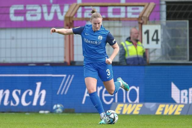 v.li.: Nina Rolfes (SV Meppen, 3) am Ball, Freisteller, Einzelbild, Ganzkörper, Aktion, Action, Spielszene, DIE DFB-RICHTLINIEN UNTERSAGEN JEGLICHE NUTZUNG VON FOTOS ALS SEQUENZBILDER UND ODER VIDEOÄHNLICHE FOTOSTRECKEN. DFB REGULATIONS PROHIBIT ANY USE OF PHOTOGRAPHS AS IMAGE SEQUENCES AND OR QUASI-VIDEO., 17.03.2024, Meppen (Deutschland), Fussball, 2. Frauen-Bundesliga, SV Meppen - FC Ingolstadt 04