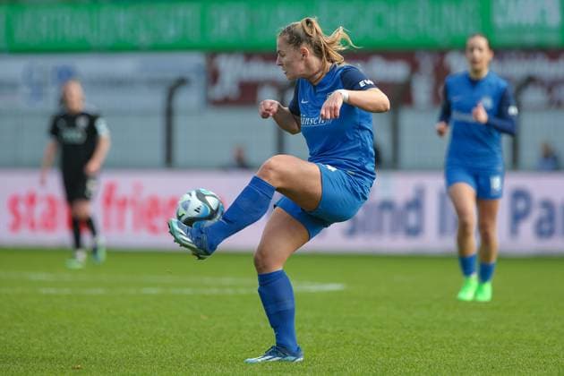 v.li.: Toma Ihlenburg (SV Meppen, 4) am Ball, Einzelbild, Ganzkörper, Aktion, Action, Spielszene, DIE DFB-RICHTLINIEN UNTERSAGEN JEGLICHE NUTZUNG VON FOTOS ALS SEQUENZBILDER UND ODER VIDEOÄHNLICHE FOTOSTRECKEN. DFB REGULATIONS PROHIBIT ANY USE OF PHOTOGRAPHS AS IMAGE SEQUENCES AND OR QUASI-VIDEO., 17.03.2024, Meppen (Deutschland), Fussball, 2. Frauen-Bundesliga, SV Meppen - FC Ingolstadt 04