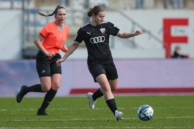 v.li.: Katharina Reikersdorfer (FC Ingolstadt 04, 20) am Ball, Einzelbild, Ganzkörper, Aktion, Action, Spielszene, DIE DFB-RICHTLINIEN UNTERSAGEN JEGLICHE NUTZUNG VON FOTOS ALS SEQUENZBILDER UND ODER VIDEOÄHNLICHE FOTOSTRECKEN. DFB REGULATIONS PROHIBIT ANY USE OF PHOTOGRAPHS AS IMAGE SEQUENCES AND OR QUASI-VIDEO., 17.03.2024, Meppen (Deutschland), Fussball, 2. Frauen-Bundesliga, SV Meppen - FC Ingolstadt 04