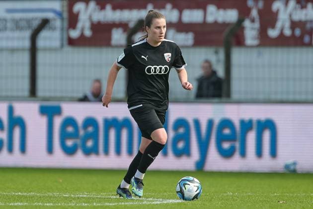 v.li.: Anna-Lena Fritz (FC Ingolstadt 04, 19) am Ball, Freisteller, Einzelbild, Ganzkörper, Aktion, Action, Spielszene, DIE DFB-RICHTLINIEN UNTERSAGEN JEGLICHE NUTZUNG VON FOTOS ALS SEQUENZBILDER UND ODER VIDEOÄHNLICHE FOTOSTRECKEN. DFB REGULATIONS PROHIBIT ANY USE OF PHOTOGRAPHS AS IMAGE SEQUENCES AND OR QUASI-VIDEO., 17.03.2024, Meppen (Deutschland), Fussball, 2. Frauen-Bundesliga, SV Meppen - FC Ingolstadt 04