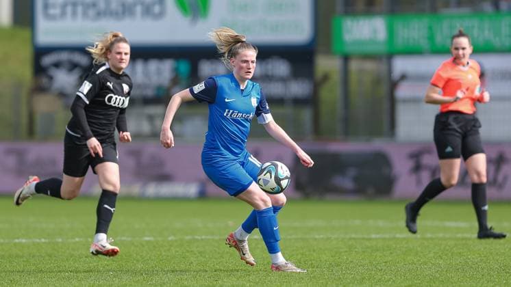 v.li.: Sarah Schulte (SV Meppen, 16) am Ball, Einzelbild, Ganzkörper, Aktion, Action, Spielszene, DIE DFB-RICHTLINIEN UNTERSAGEN JEGLICHE NUTZUNG VON FOTOS ALS SEQUENZBILDER UND ODER VIDEOÄHNLICHE FOTOSTRECKEN. DFB REGULATIONS PROHIBIT ANY USE OF PHOTOGRAPHS AS IMAGE SEQUENCES AND OR QUASI-VIDEO., 17.03.2024, Meppen (Deutschland), Fussball, 2. Frauen-Bundesliga, SV Meppen - FC Ingolstadt 04