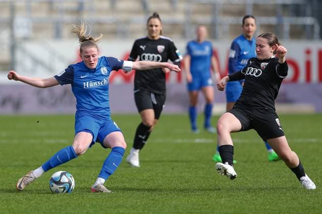 v.li.: Sarah Schulte (SV Meppen, 16) und Katharina Reikersdorfer (FC Ingolstadt 04, 20) im Zweikampf, Duell, Dynamik, Aktion, Action, Spielszene, DIE DFB-RICHTLINIEN UNTERSAGEN JEGLICHE NUTZUNG VON FOTOS ALS SEQUENZBILDER UND ODER VIDEOÄHNLICHE FOTOSTRECKEN. DFB REGULATIONS PROHIBIT ANY USE OF PHOTOGRAPHS AS IMAGE SEQUENCES AND OR QUASI-VIDEO., 17.03.2024, Meppen (Deutschland), Fussball, 2. Frauen-Bundesliga, SV Meppen - FC Ingolstadt 04