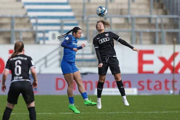 v.li.: Selma Licina (SV Meppen, 18) und Ivana Slipcevic (FC Ingolstadt 04, 8) im Kopfballduell, Kopfball, Zweikampf, Action, Aktion, Spielszene, DIE DFB-RICHTLINIEN UNTERSAGEN JEGLICHE NUTZUNG VON FOTOS ALS SEQUENZBILDER UND ODER VIDEOÄHNLICHE FOTOSTRECKEN. DFB REGULATIONS PROHIBIT ANY USE OF PHOTOGRAPHS AS IMAGE SEQUENCES AND OR QUASI-VIDEO., 17.03.2024, Meppen (Deutschland), Fussball, 2. Frauen-Bundesliga, SV Meppen - FC Ingolstadt 04