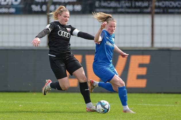 v.li.: Lisa Ebert (FC Ingolstadt 04, 10) und Sarah Schulte (SV Meppen, 16) im Zweikampf, Duell, Dynamik, Aktion, Action, Spielszene, DIE DFB-RICHTLINIEN UNTERSAGEN JEGLICHE NUTZUNG VON FOTOS ALS SEQUENZBILDER UND ODER VIDEOÄHNLICHE FOTOSTRECKEN. DFB REGULATIONS PROHIBIT ANY USE OF PHOTOGRAPHS AS IMAGE SEQUENCES AND OR QUASI-VIDEO., 17.03.2024, Meppen (Deutschland), Fussball, 2. Frauen-Bundesliga, SV Meppen - FC Ingolstadt 04