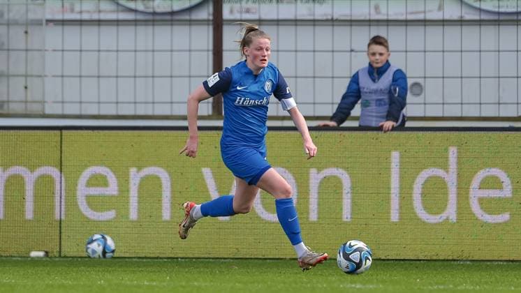 v.li.: Sarah Schulte (SV Meppen, 16) am Ball, Freisteller, Einzelbild, Ganzkörper, Aktion, Action, Spielszene, DIE DFB-RICHTLINIEN UNTERSAGEN JEGLICHE NUTZUNG VON FOTOS ALS SEQUENZBILDER UND ODER VIDEOÄHNLICHE FOTOSTRECKEN. DFB REGULATIONS PROHIBIT ANY USE OF PHOTOGRAPHS AS IMAGE SEQUENCES AND OR QUASI-VIDEO., 17.03.2024, Meppen (Deutschland), Fussball, 2. Frauen-Bundesliga, SV Meppen - FC Ingolstadt 04