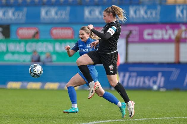 v.li.: Noreen Günnewig (SV Meppen, 17) und Lisa Ebert (FC Ingolstadt 04, 10) im Zweikampf, Duell, Dynamik, Aktion, Action, Spielszene, DIE DFB-RICHTLINIEN UNTERSAGEN JEGLICHE NUTZUNG VON FOTOS ALS SEQUENZBILDER UND ODER VIDEOÄHNLICHE FOTOSTRECKEN. DFB REGULATIONS PROHIBIT ANY USE OF PHOTOGRAPHS AS IMAGE SEQUENCES AND OR QUASI-VIDEO., 17.03.2024, Meppen (Deutschland), Fussball, 2. Frauen-Bundesliga, SV Meppen - FC Ingolstadt 04