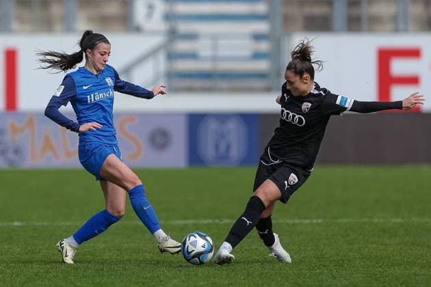 v.li.: Vildan Kardesler (SV Meppen, 27) und Ivana Slipcevic (FC Ingolstadt 04, 8) im Zweikampf, Duell, Dynamik, Aktion, Action, Spielszene, DIE DFB-RICHTLINIEN UNTERSAGEN JEGLICHE NUTZUNG VON FOTOS ALS SEQUENZBILDER UND ODER VIDEOÄHNLICHE FOTOSTRECKEN. DFB REGULATIONS PROHIBIT ANY USE OF PHOTOGRAPHS AS IMAGE SEQUENCES AND OR QUASI-VIDEO., 17.03.2024, Meppen (Deutschland), Fussball, 2. Frauen-Bundesliga, SV Meppen - FC Ingolstadt 04
