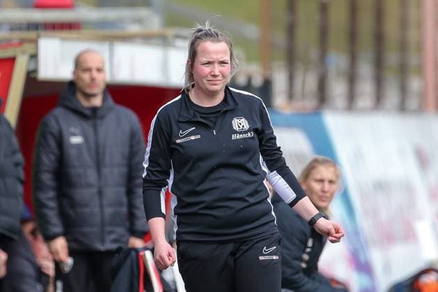 v.li.: Carin Bakhuis (Trainerin, SV Meppen), DIE DFB-RICHTLINIEN UNTERSAGEN JEGLICHE NUTZUNG VON FOTOS ALS SEQUENZBILDER UND ODER VIDEOÄHNLICHE FOTOSTRECKEN. DFB REGULATIONS PROHIBIT ANY USE OF PHOTOGRAPHS AS IMAGE SEQUENCES AND OR QUASI-VIDEO., 17.03.2024, Meppen (Deutschland), Fussball, 2. Frauen-Bundesliga, SV Meppen - FC Ingolstadt 04