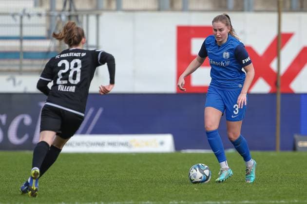 v.li.: Rebecca Villena Y Scheffler (FC Ingolstadt 04, 28) und Nina Rolfes (SV Meppen, 3) am Ball, Einzelbild, Ganzkörper, Aktion, Action, Spielszene, DIE DFB-RICHTLINIEN UNTERSAGEN JEGLICHE NUTZUNG VON FOTOS ALS SEQUENZBILDER UND ODER VIDEOÄHNLICHE FOTOSTRECKEN. DFB REGULATIONS PROHIBIT ANY USE OF PHOTOGRAPHS AS IMAGE SEQUENCES AND OR QUASI-VIDEO., 17.03.2024, Meppen (Deutschland), Fussball, 2. Frauen-Bundesliga, SV Meppen - FC Ingolstadt 04
