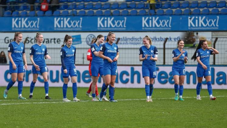 v.li.: Spielerinnen vom SV Meppen bedanken sich bei den Fans, Zuschauern für die Unterstützung, mit Jubel über den Sieg, Freude über das gewonnene Spiel, DIE DFB-RICHTLINIEN UNTERSAGEN JEGLICHE NUTZUNG VON FOTOS ALS SEQUENZBILDER UND ODER VIDEOÄHNLICHE FOTOSTRECKEN. DFB REGULATIONS PROHIBIT ANY USE OF PHOTOGRAPHS AS IMAGE SEQUENCES AND OR QUASI-VIDEO., 17.03.2024, Meppen (Deutschland), Fussball, 2. Frauen-Bundesliga, SV Meppen - FC Ingolstadt 04