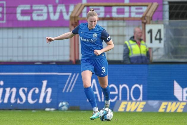 v.li.: Nina Rolfes (SV Meppen, 3) am Ball, Freisteller, Einzelbild, Ganzkörper, Aktion, Action, Spielszene, DIE DFB-RICHTLINIEN UNTERSAGEN JEGLICHE NUTZUNG VON FOTOS ALS SEQUENZBILDER UND ODER VIDEOÄHNLICHE FOTOSTRECKEN. DFB REGULATIONS PROHIBIT ANY USE OF PHOTOGRAPHS AS IMAGE SEQUENCES AND OR QUASI-VIDEO., 17.03.2024, Meppen (Deutschland), Fussball, 2. Frauen-Bundesliga, SV Meppen - FC Ingolstadt 04