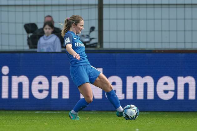 v.li.: Noreen Günnewig (SV Meppen, 17) am Ball, Freisteller, Einzelbild, Ganzkörper, Aktion, Action, Spielszene, DIE DFB-RICHTLINIEN UNTERSAGEN JEGLICHE NUTZUNG VON FOTOS ALS SEQUENZBILDER UND ODER VIDEOÄHNLICHE FOTOSTRECKEN. DFB REGULATIONS PROHIBIT ANY USE OF PHOTOGRAPHS AS IMAGE SEQUENCES AND OR QUASI-VIDEO., 17.03.2024, Meppen (Deutschland), Fussball, 2. Frauen-Bundesliga, SV Meppen - FC Ingolstadt 04