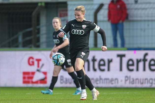 v.li.: Lisa Ebert (FC Ingolstadt 04, 10) am Ball, Einzelbild, Ganzkörper, Aktion, Action, Spielszene, DIE DFB-RICHTLINIEN UNTERSAGEN JEGLICHE NUTZUNG VON FOTOS ALS SEQUENZBILDER UND ODER VIDEOÄHNLICHE FOTOSTRECKEN. DFB REGULATIONS PROHIBIT ANY USE OF PHOTOGRAPHS AS IMAGE SEQUENCES AND OR QUASI-VIDEO., 17.03.2024, Meppen (Deutschland), Fussball, 2. Frauen-Bundesliga, SV Meppen - FC Ingolstadt 04