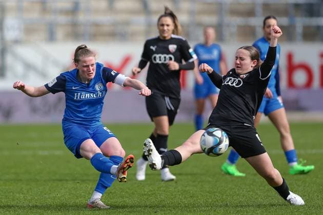 v.li.: Sarah Schulte (SV Meppen, 16) und Katharina Reikersdorfer (FC Ingolstadt 04, 20) im Zweikampf, Duell, Dynamik, Aktion, Action, Spielszene, DIE DFB-RICHTLINIEN UNTERSAGEN JEGLICHE NUTZUNG VON FOTOS ALS SEQUENZBILDER UND ODER VIDEOÄHNLICHE FOTOSTRECKEN. DFB REGULATIONS PROHIBIT ANY USE OF PHOTOGRAPHS AS IMAGE SEQUENCES AND OR QUASI-VIDEO., 17.03.2024, Meppen (Deutschland), Fussball, 2. Frauen-Bundesliga, SV Meppen - FC Ingolstadt 04