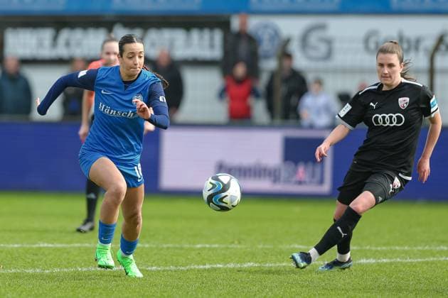 v.li.: Selma Licina (SV Meppen, 18) am Ball, Einzelbild, Ganzkörper, Aktion, Action, Spielszene, Anna-Lena Fritz (FC Ingolstadt 04, 19), DIE DFB-RICHTLINIEN UNTERSAGEN JEGLICHE NUTZUNG VON FOTOS ALS SEQUENZBILDER UND ODER VIDEOÄHNLICHE FOTOSTRECKEN. DFB REGULATIONS PROHIBIT ANY USE OF PHOTOGRAPHS AS IMAGE SEQUENCES AND OR QUASI-VIDEO., 17.03.2024, Meppen (Deutschland), Fussball, 2. Frauen-Bundesliga, SV Meppen - FC Ingolstadt 04