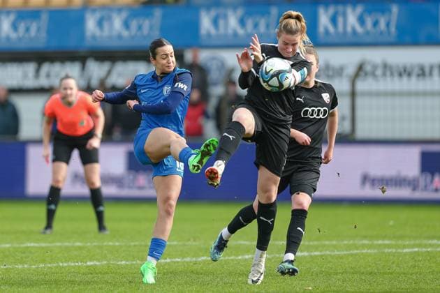 v.li.: Selma Licina (SV Meppen, 18) und Lisa Ebert (FC Ingolstadt 04, 10) im Zweikampf, Duell, Dynamik, Aktion, Action, Spielszene, DIE DFB-RICHTLINIEN UNTERSAGEN JEGLICHE NUTZUNG VON FOTOS ALS SEQUENZBILDER UND ODER VIDEOÄHNLICHE FOTOSTRECKEN. DFB REGULATIONS PROHIBIT ANY USE OF PHOTOGRAPHS AS IMAGE SEQUENCES AND OR QUASI-VIDEO., 17.03.2024, Meppen (Deutschland), Fussball, 2. Frauen-Bundesliga, SV Meppen - FC Ingolstadt 04