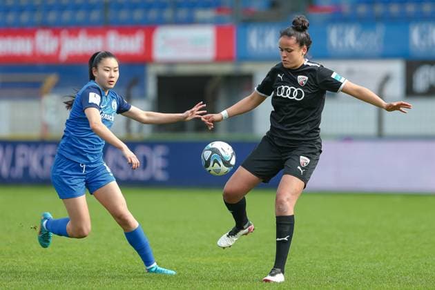 v.li.: Akane Miyoshi (SV Meppen, 14) und Samantha Stiglmair (FC Ingolstadt 04, 27) im Zweikampf, Duell, Dynamik, Aktion, Action, Spielszene, DIE DFB-RICHTLINIEN UNTERSAGEN JEGLICHE NUTZUNG VON FOTOS ALS SEQUENZBILDER UND ODER VIDEOÄHNLICHE FOTOSTRECKEN. DFB REGULATIONS PROHIBIT ANY USE OF PHOTOGRAPHS AS IMAGE SEQUENCES AND OR QUASI-VIDEO., 17.03.2024, Meppen (Deutschland), Fussball, 2. Frauen-Bundesliga, SV Meppen - FC Ingolstadt 04