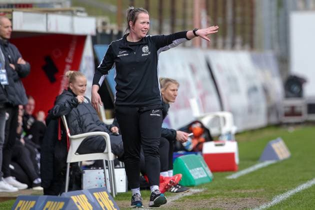 v.li.: Carin Bakhuis (Trainerin, SV Meppen) gibt Anweisungen, gestikuliert, mit den Armen gestikulieren, DIE DFB-RICHTLINIEN UNTERSAGEN JEGLICHE NUTZUNG VON FOTOS ALS SEQUENZBILDER UND ODER VIDEOÄHNLICHE FOTOSTRECKEN. DFB REGULATIONS PROHIBIT ANY USE OF PHOTOGRAPHS AS IMAGE SEQUENCES AND OR QUASI-VIDEO., 17.03.2024, Meppen (Deutschland), Fussball, 2. Frauen-Bundesliga, SV Meppen - FC Ingolstadt 04
