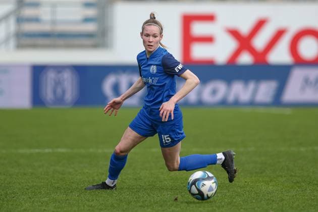 v.li.: Finja Sasse (SV Meppen, 15) am Ball, Freisteller, Einzelbild, Ganzkörper, Aktion, Action, Spielszene, DIE DFB-RICHTLINIEN UNTERSAGEN JEGLICHE NUTZUNG VON FOTOS ALS SEQUENZBILDER UND ODER VIDEOÄHNLICHE FOTOSTRECKEN. DFB REGULATIONS PROHIBIT ANY USE OF PHOTOGRAPHS AS IMAGE SEQUENCES AND OR QUASI-VIDEO., 17.03.2024, Meppen (Deutschland), Fussball, 2. Frauen-Bundesliga, SV Meppen - FC Ingolstadt 04