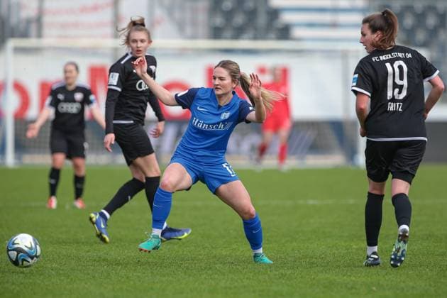v.li.: Noreen Günnewig (SV Meppen, 17) und Anna-Lena Fritz (FC Ingolstadt 04, 19) im Zweikampf, Duell, Dynamik, Aktion, Action, Spielszene, DIE DFB-RICHTLINIEN UNTERSAGEN JEGLICHE NUTZUNG VON FOTOS ALS SEQUENZBILDER UND ODER VIDEOÄHNLICHE FOTOSTRECKEN. DFB REGULATIONS PROHIBIT ANY USE OF PHOTOGRAPHS AS IMAGE SEQUENCES AND OR QUASI-VIDEO., 17.03.2024, Meppen (Deutschland), Fussball, 2. Frauen-Bundesliga, SV Meppen - FC Ingolstadt 04