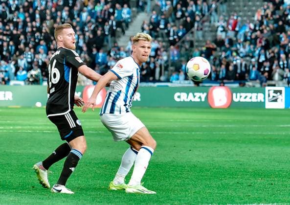 Fussball 2. Bundesliga, Hertha BSC - FC Schalke 04 17.03.2024, xdanx, Fussball 2. Bundesliga, Hertha BSC - FC Schalke 04, v.l. Tomas Kalas (FC Schalke 04 26),Florian Niederlechner (Hertha BSC 7),Zweikampf, Duell, Kampf, tackle (DFL DFB REGULATIONS PROHIBIT ANY USE OF PHOTOGRAPHS as IMAGE SEQUENCES and or QUASI-VIDEO) Foto: Daniel Lakomski Mix1 Berlin Olympiastadion Berlin Berlin Deutschland (DE)