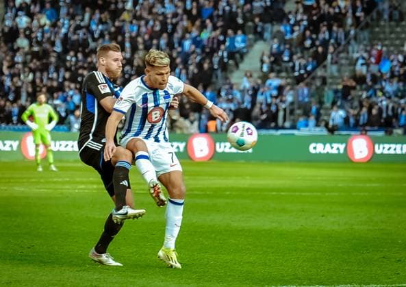Fussball 2. Bundesliga, Hertha BSC - FC Schalke 04 17.03.2024, xdanx, Fussball 2. Bundesliga, Hertha BSC - FC Schalke 04, v.l.Tomas Kalas (FC Schalke 04 26),Florian Niederlechner (Hertha BSC 7),Zweikampf, Duell, Kampf, tackle (DFL DFB REGULATIONS PROHIBIT ANY USE OF PHOTOGRAPHS as IMAGE SEQUENCES and or QUASI-VIDEO) Foto: Daniel Lakomski Mix1 Berlin Olympiastadion Berlin Berlin Deutschland (DE)