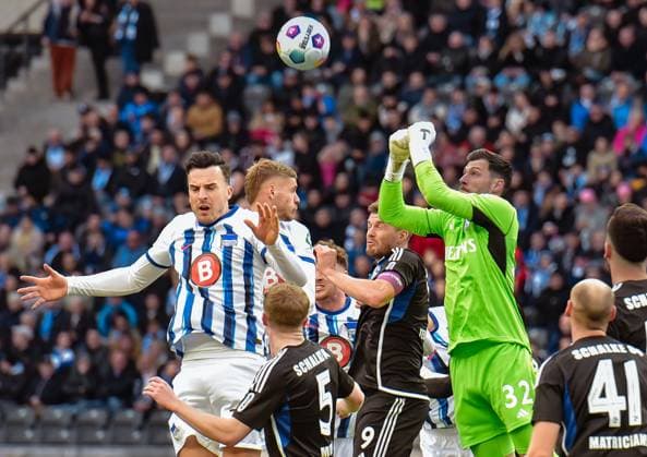 Fussball 2. Bundesliga, Hertha BSC - FC Schalke 04 17.03.2024, xdanx, Fussball 2. Bundesliga, Hertha BSC - FC Schalke 04, v.l. Derry John Murkin (FC Schalke 04 5),Haris Tabakovic (Hertha BSC 25),Marton Dardai (Hertha BSC 31),Simon Terodde (FC Schalke 04 9),Marius Mueller (FC Schalke 04 32),Zweikampf, Duell, Kampf, tackle (DFL DFB REGULATIONS PROHIBIT ANY USE OF PHOTOGRAPHS as IMAGE SEQUENCES and or QUASI-VIDEO) Foto: Daniel Lakomski Mix1 Berlin Olympiastadion Berlin Berlin Deutschland (DE)